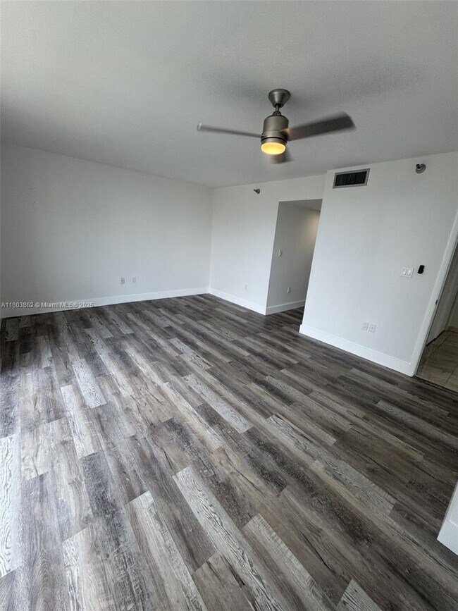 Building Photo - 15645 Collins Ave