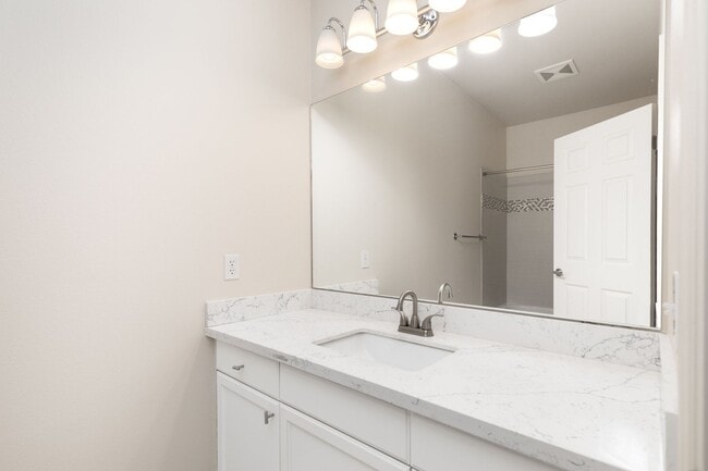 Building Photo - Beautifully Updated 2 Bedroom 2 Bath Sammamish Condo in Sundance at Klahanie!