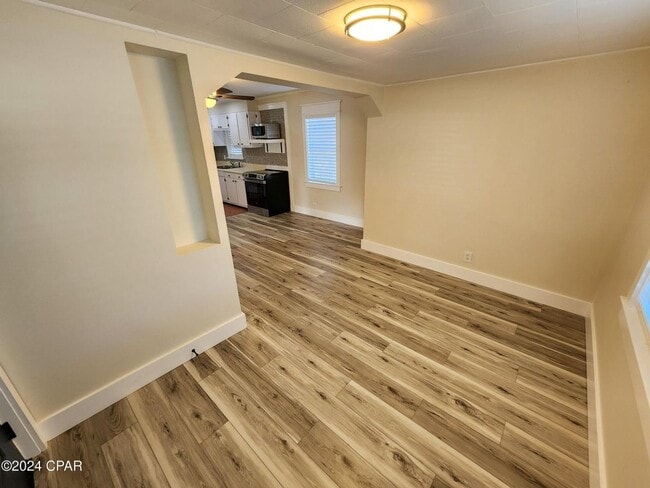 Building Photo - Tiny home vibe on a large private lot!!