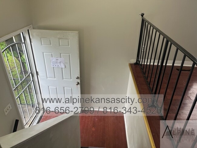 Building Photo - NE 4 Bedroom Duplex, Garage, Vouchers OK