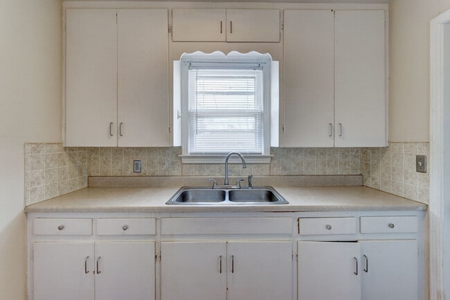 Building Photo - Welcome to the Bethany 2 Bedroom, a charmi...