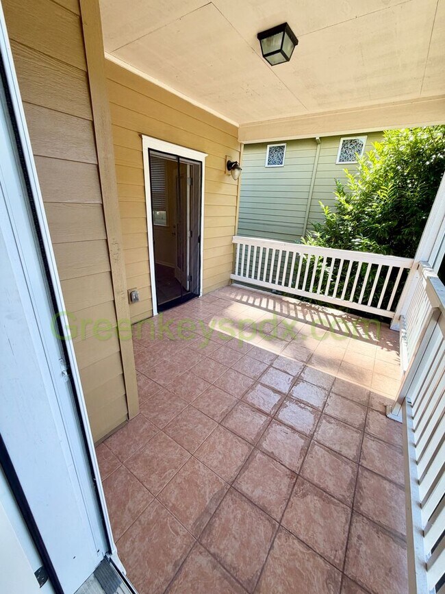 Building Photo - Gorgeous House in Upscale Neighborhood in Tigard, 5 Bedrooms plus Den/Office, 3.5 Bathrooms, Larg...
