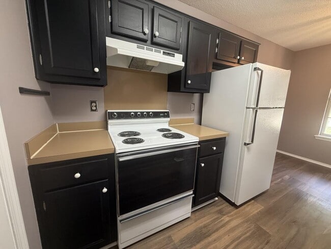 Building Photo - 1745 James Buchanan Dr