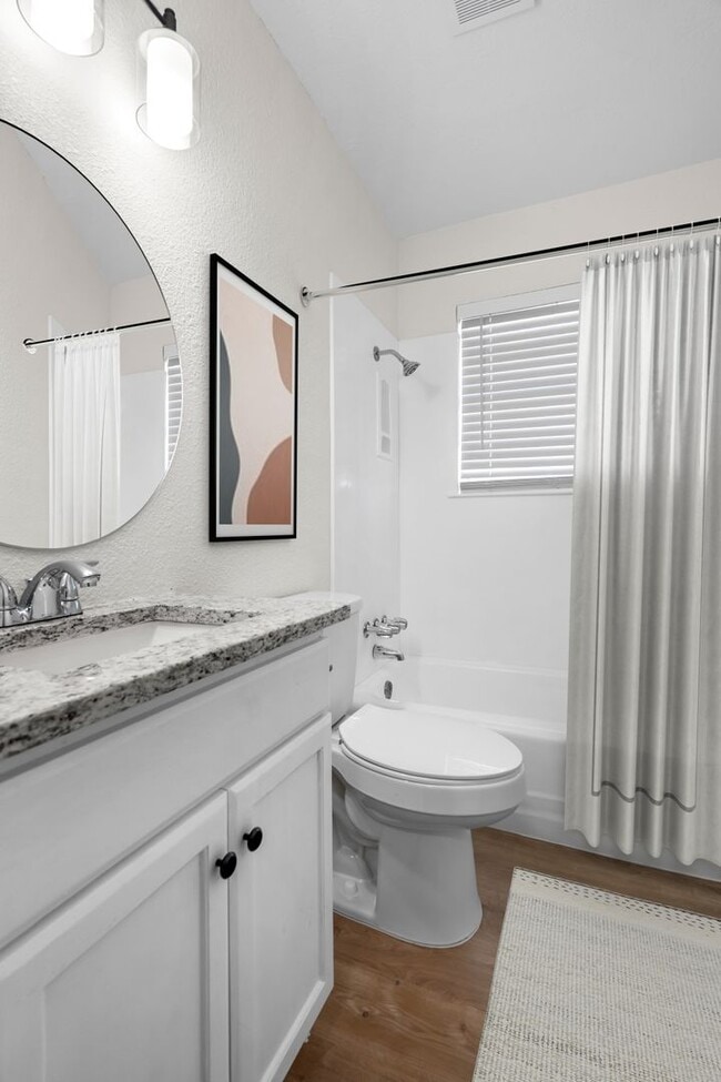 Building Photo - Freshly Renovated 3-Bedroom Duplex