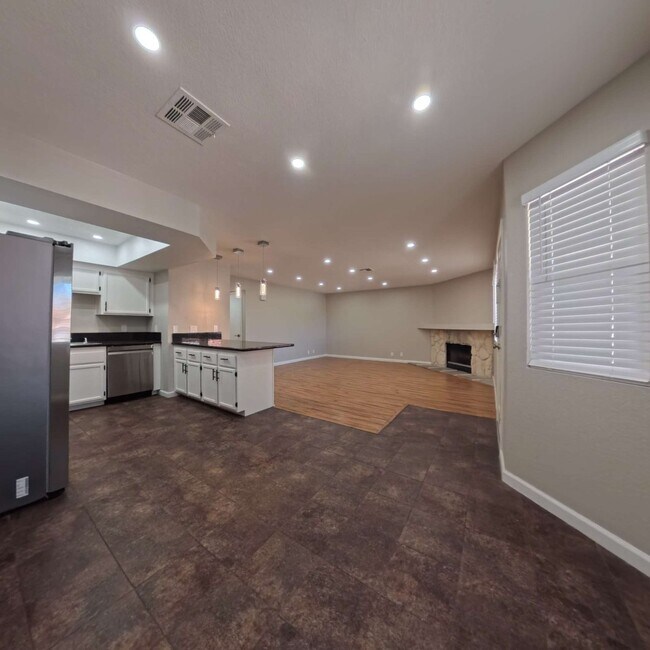 Building Photo - Stunning 2-Bedroom Condo 2nd Floor at The Lakes!
