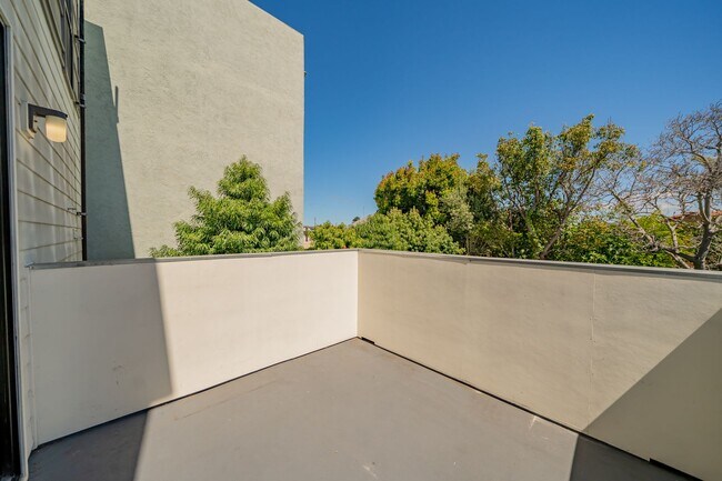 Building Photo - 848 32nd St