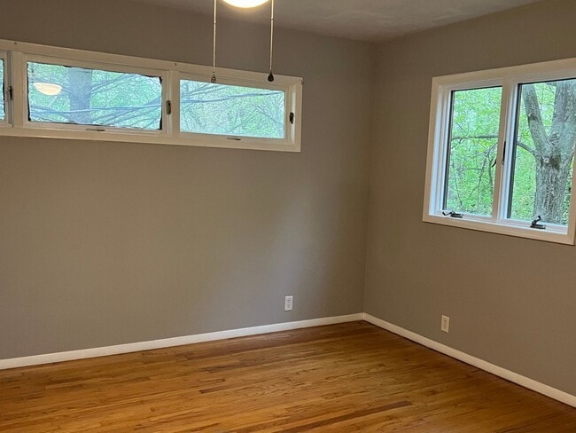 Building Photo - Spacious 4 BEDROOM 2 FULL BATHS PLENTY OF ...