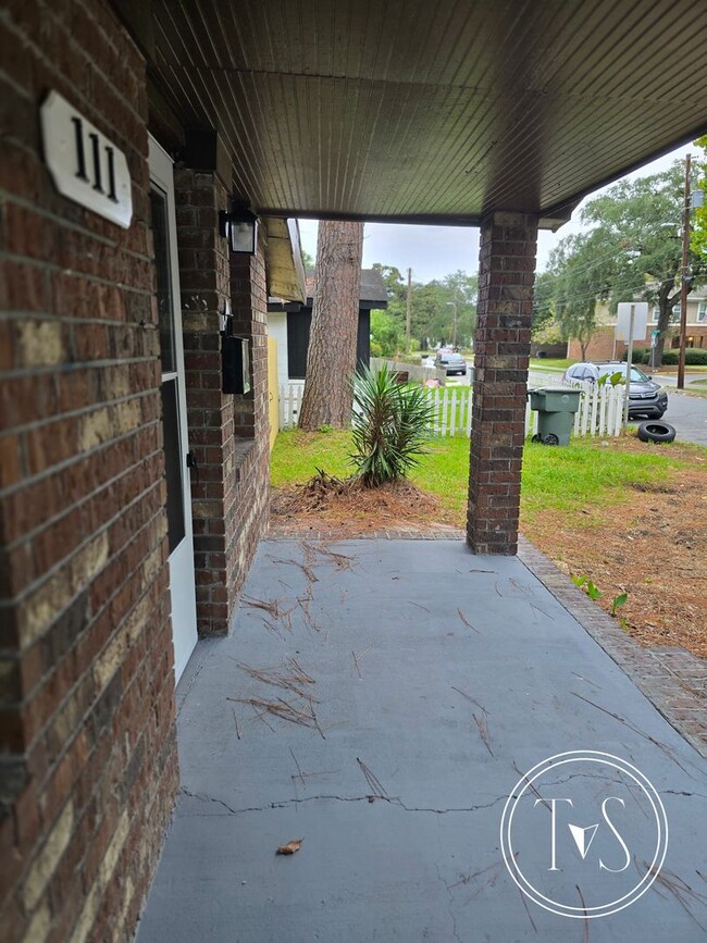 Building Photo - Move-in ready NOW!