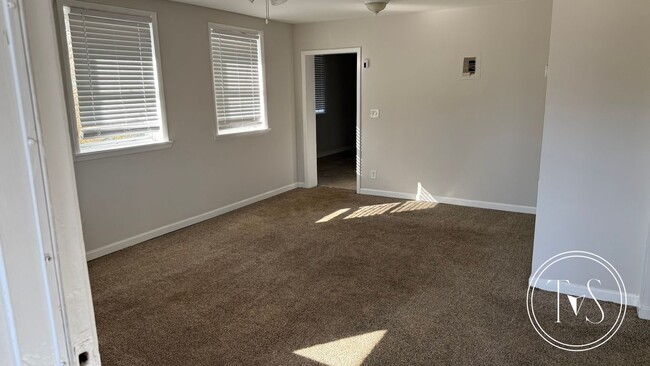 Building Photo - 807 Bowden-move in special