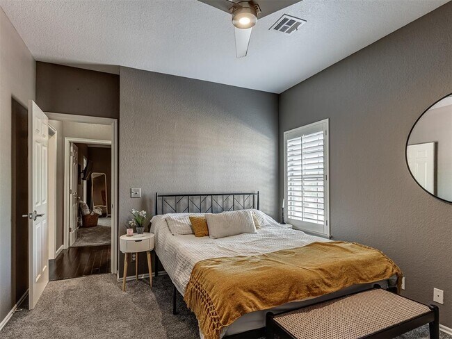 Building Photo - 6162 N Brookline Ave