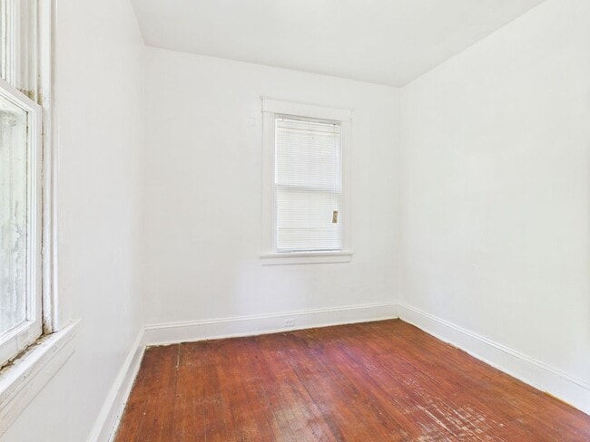 Building Photo - 2404 Yorktown Ave