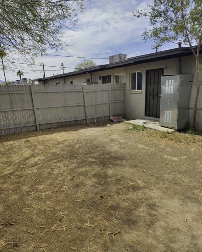 Building Photo - COMING SOON! Charming 2 Bed 1 Bath Apartme...