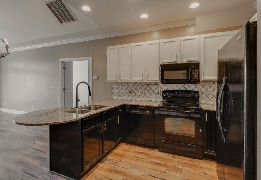 Granite/dishwasher/oven/microwave - 144 Breezes Dr