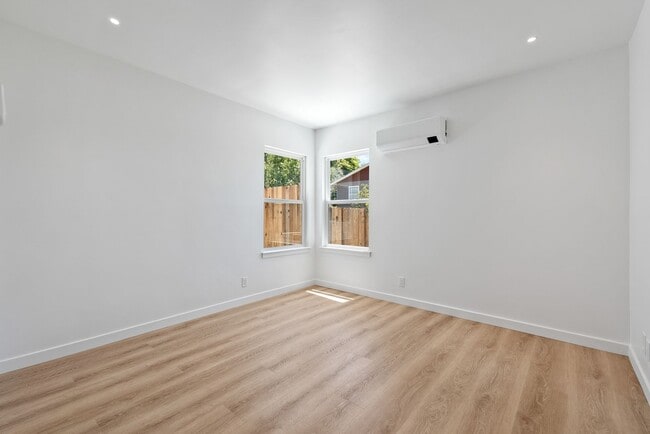 Building Photo - AVAILABLE FOR 2026-2027 SCHOOL YEAR...14 B...