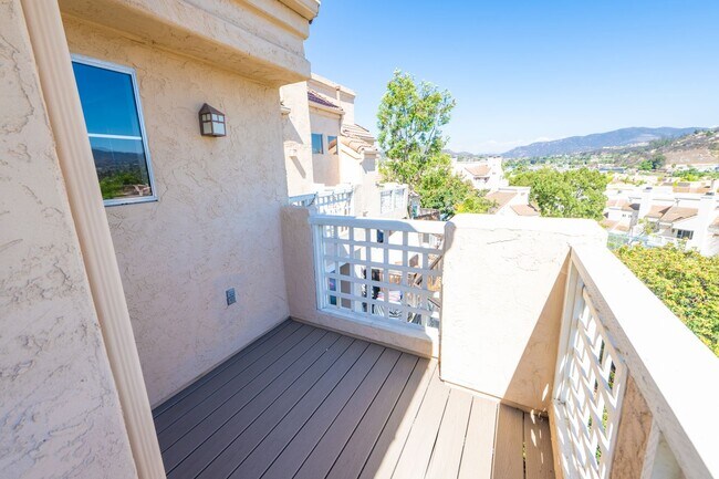 Building Photo - 2BR/2.5BA Townhome with garage - READY NOW!