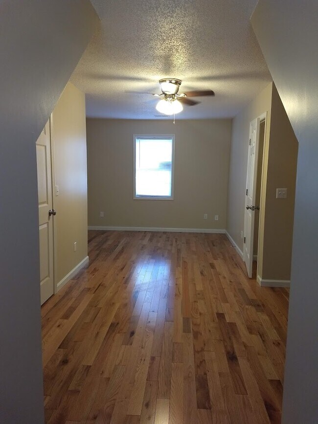 Building Photo - 98 Russell Ln