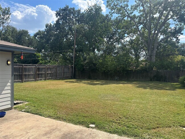 Building Photo - 5417 De Milo Dr