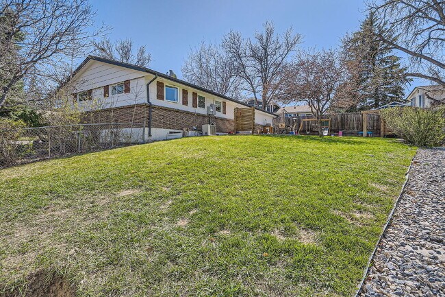 Building Photo - Available September! Charming House for rent in the Crest Club neighborhood!