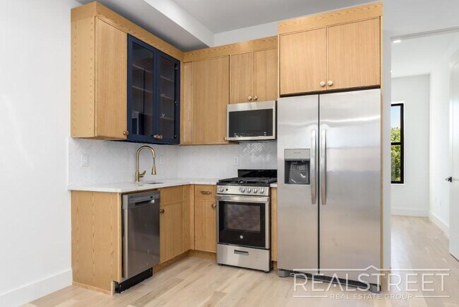 Building Photo - Stunning Brand New 2 Bed 2 Bath + PRIVATE ...