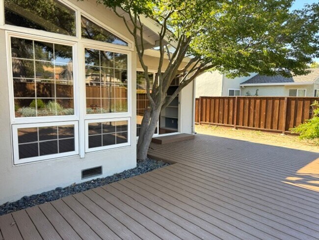 Building Photo - Beautiful 3 bedroom, 2 bath single level home in the Woodlands-Walnut Creek