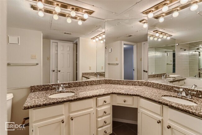 Building Photo - 16301 Ledgemont Ln