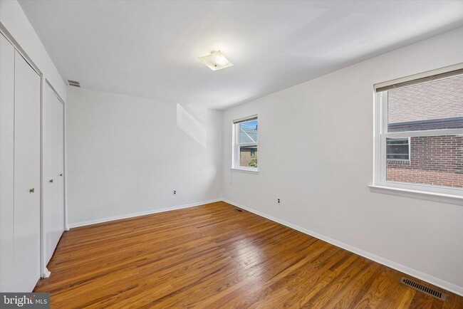 Building Photo - 517 S Randolph Ct