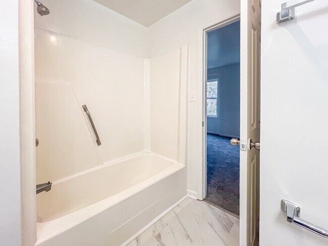 Building Photo - 22 Fox Hill Dr