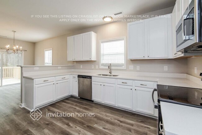 Building Photo - 3211 Hayling Dr