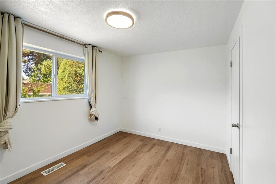 Building Photo - 263 W Garden Park Dr