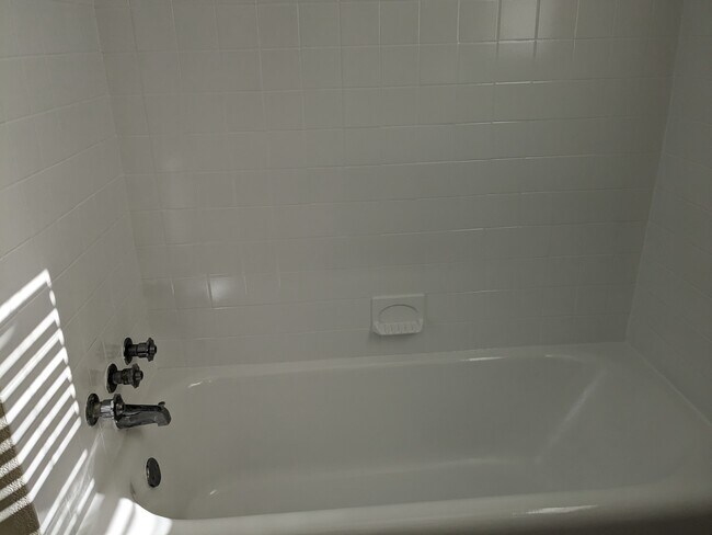 Building Photo - 510 W Gramercy Pl