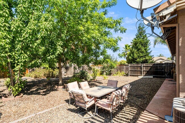 Building Photo - For rent: spacious and updated 5-bedroom, ...
