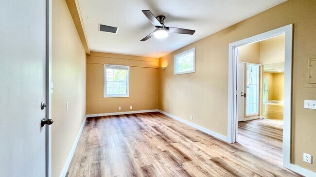 Building Photo - RARELY AVAILABLE 3 BEDROOM NEAR BEACH