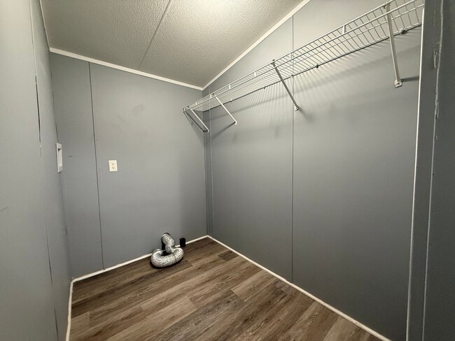Building Photo - 3 Bedroom 2 Bathroom Mobile Home Located i...