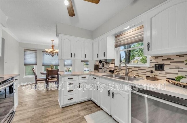 Building Photo - 305 NW Shamrock Ave