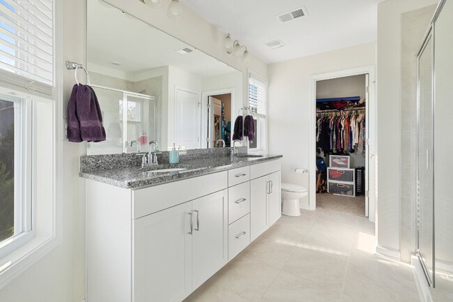 Building Photo - $2,595 - 3 Bedroom 2.5 Bathroom Townhouse ...