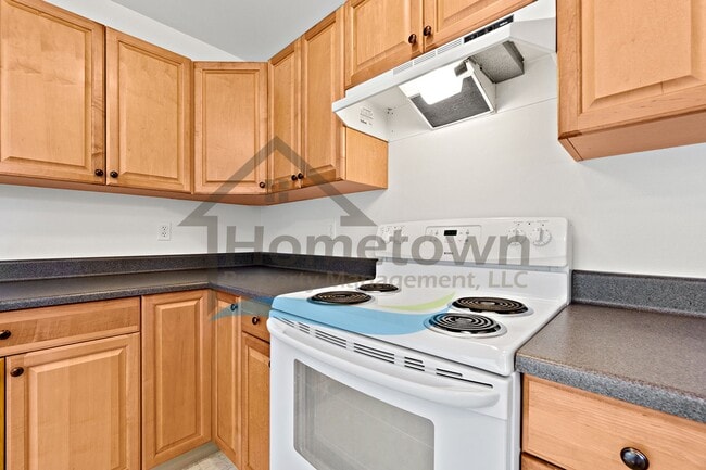 Building Photo - 6498 Tamarack Ln