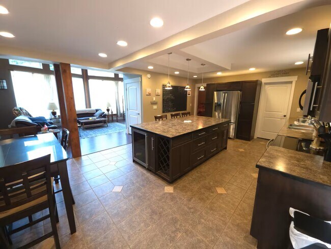 Building Photo - 1937 Cedar Park Dr N