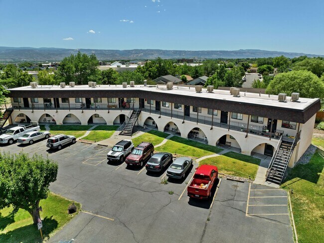 Building Photo - Updated 1 Bedroom, 1 Bathroom Apartment – ...