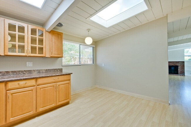 Building Photo - Nice Single Level Eichler Home in the Gree...