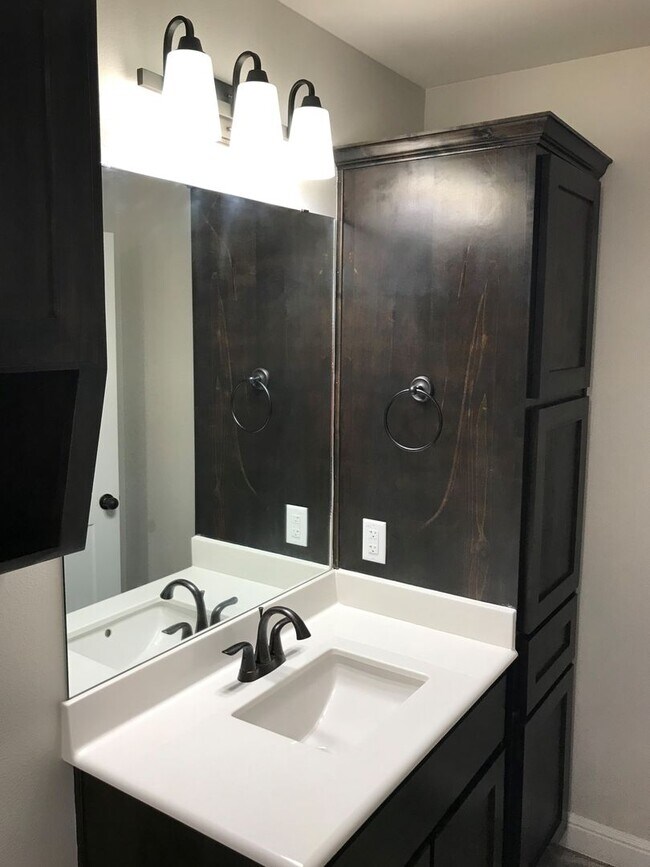 Building Photo - Spacious 3 Bed / 2 Bath Duplex in Trimmier...