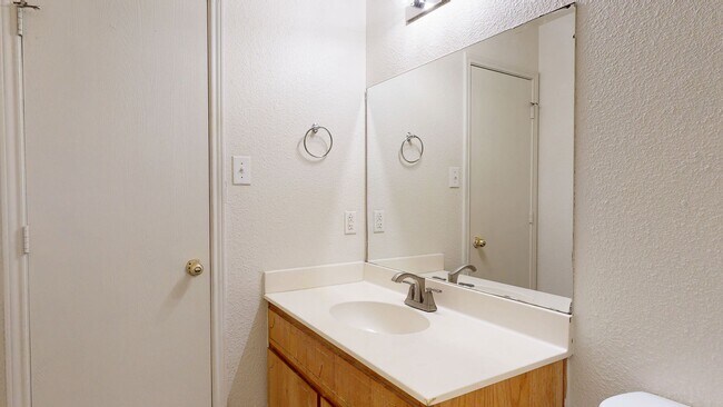 Building Photo - 2 WEEKS FREE RENT +  STAINLESS STEEL APPLIANCES!!!!