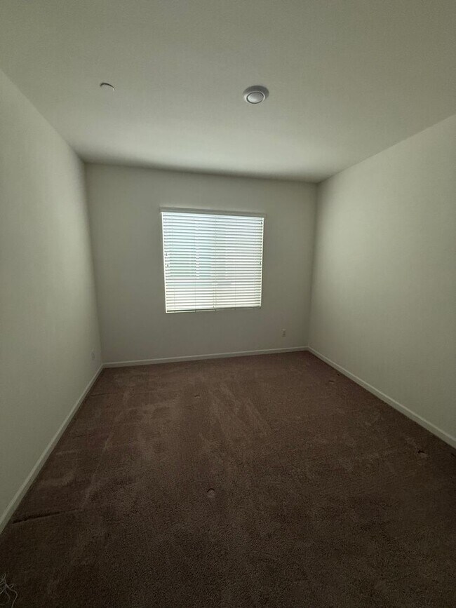 Building Photo - 2351 Hanson Dr