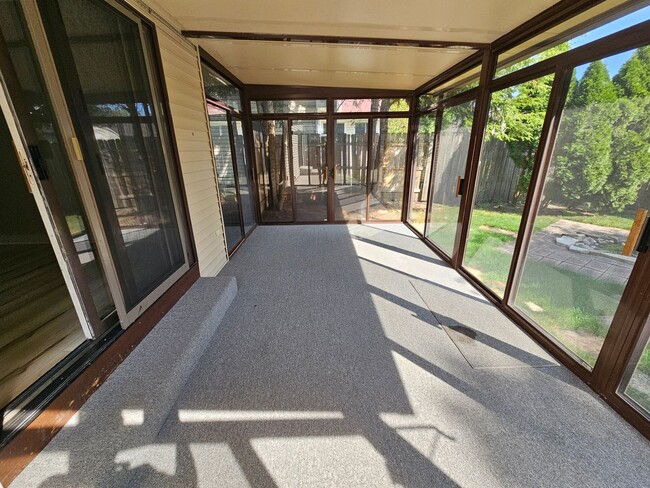 Building Photo - 3 bed, 2 bath, Mishawaka