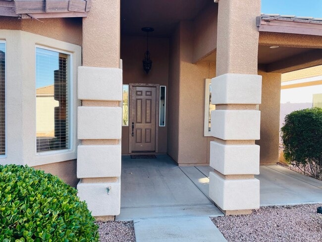 Building Photo - 5015 E Somerset Dr