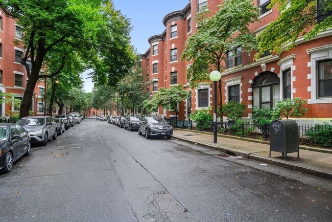 Building Photo - 102 Gainsborough St