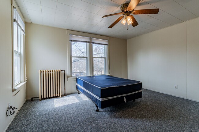 Building Photo - 5 bedroom, 2 bath home, close to U of I, MTD lines, local shopping & dining!! - Available August ...