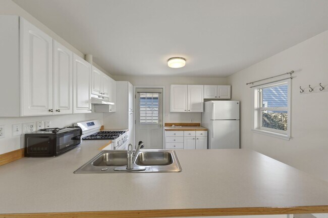 Building Photo - Fantastic location, move in ready! 1 bed, one bath, HUGE kitchen!