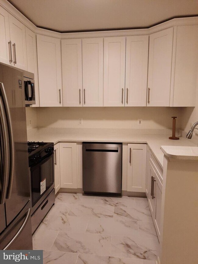 Building Photo - 7011 Falls Reach Dr