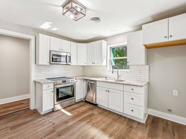 Building Photo - 302 W Collins St