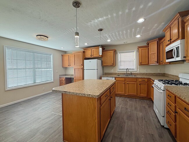 Building Photo - 45 Candlelight Dr